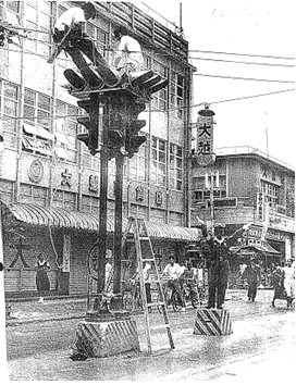 縦型信号機から宙吊り信号機に取替ている状況 縦型信号機から宙吊り信号機に取替ている状況